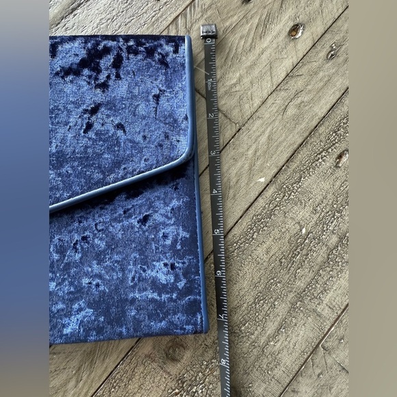 🛍️$5 SALE - BNWT Blue Crushed Velvet Clutch, brand unknown. - Picture 6 of 6